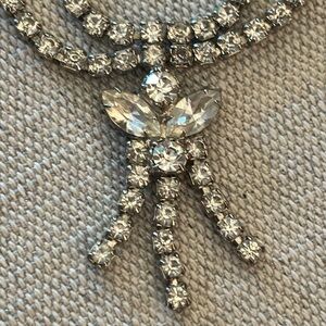 Gorgeous silver tone vintage rhinestone necklace fit for a queen! 👸